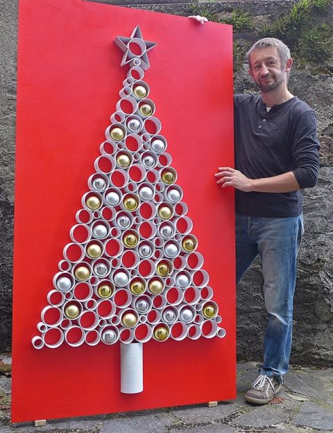 Árbol de Navidad con material reciclado para la pared